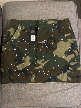 Fashion Nova Camo Mini Skirt with White Paint-Splatter szM